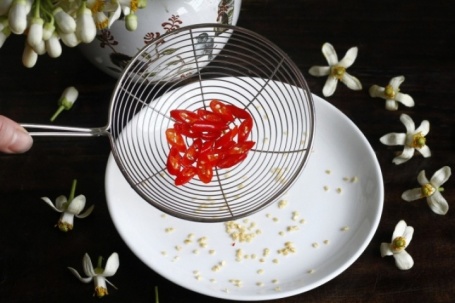 4 mẹo đơn giản loại bỏ hạt ớt