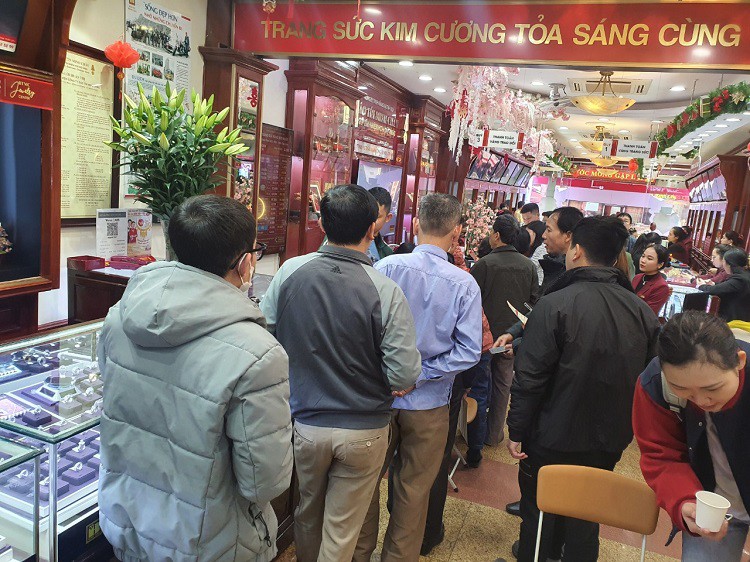 Một số cửa hàng kinh doanh vàng lớn trên phố Trần Nhân Tông (Hà Nội) đông nghịt khách xếp hàng mua bán.