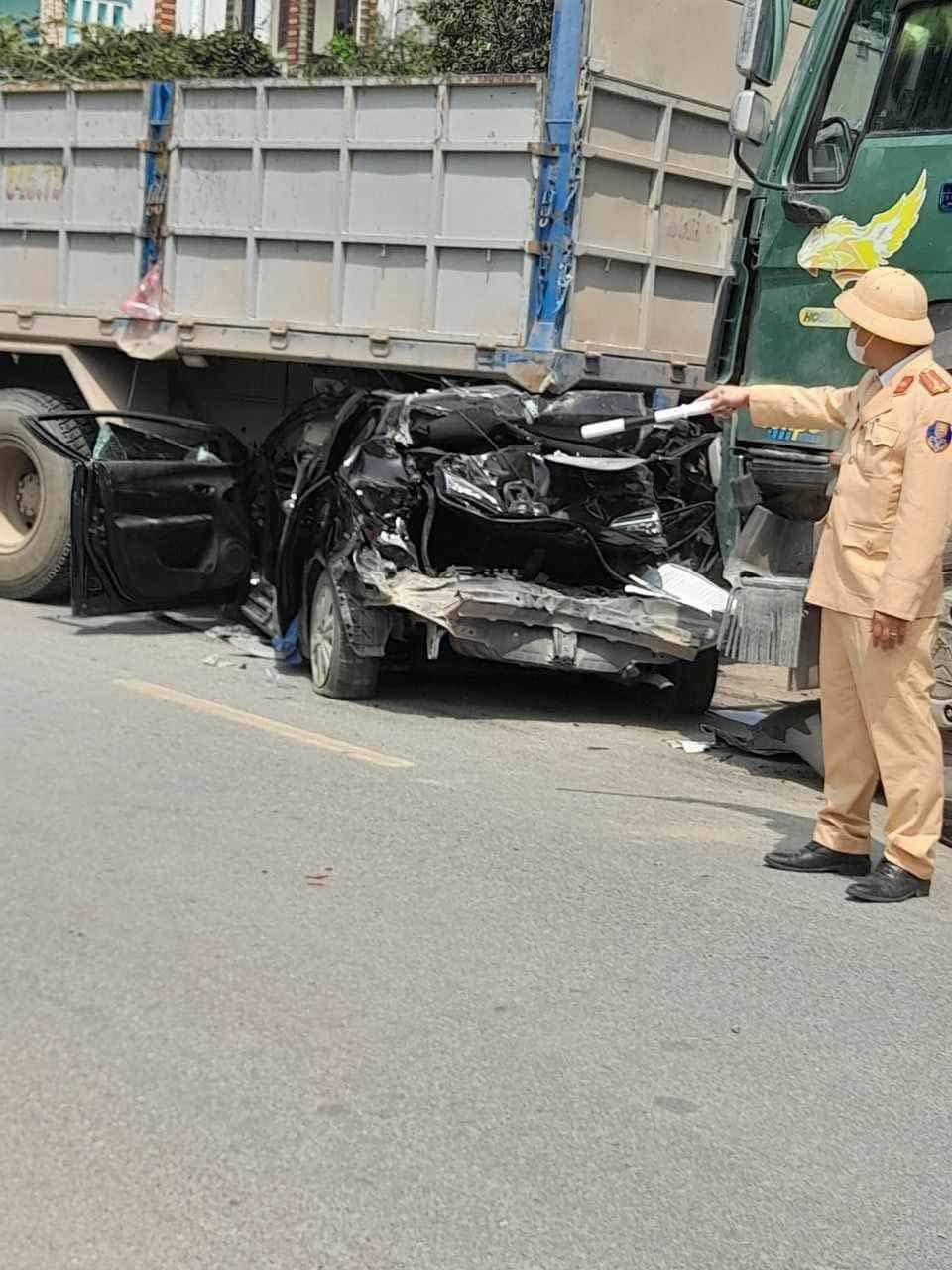 Vụ tai nạn khiến nam tài xế ô tô con tử vong.