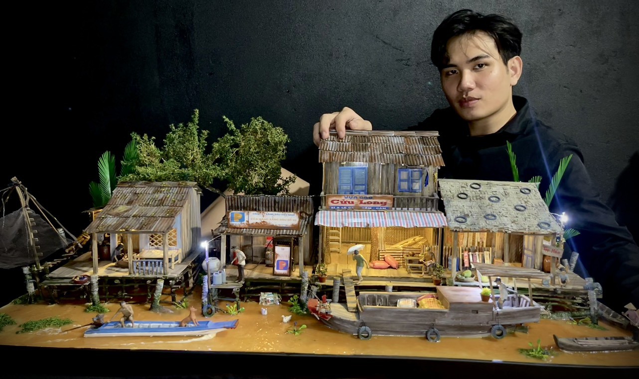 Anh Võ Văn Khánh nhận làm các mô hình nhà theo yêu cầu của khách.