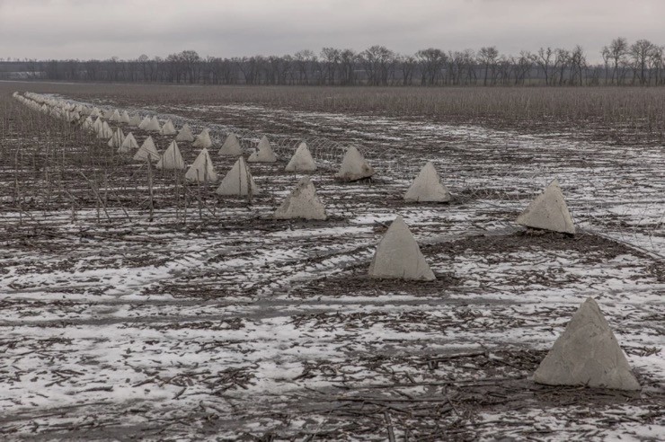 Các khối bê tông hình kim tự tháp&nbsp;nằm trong tuyến phòng thủ của Ukraine ở khu vực Kupyansk, vùng Kharkiv.