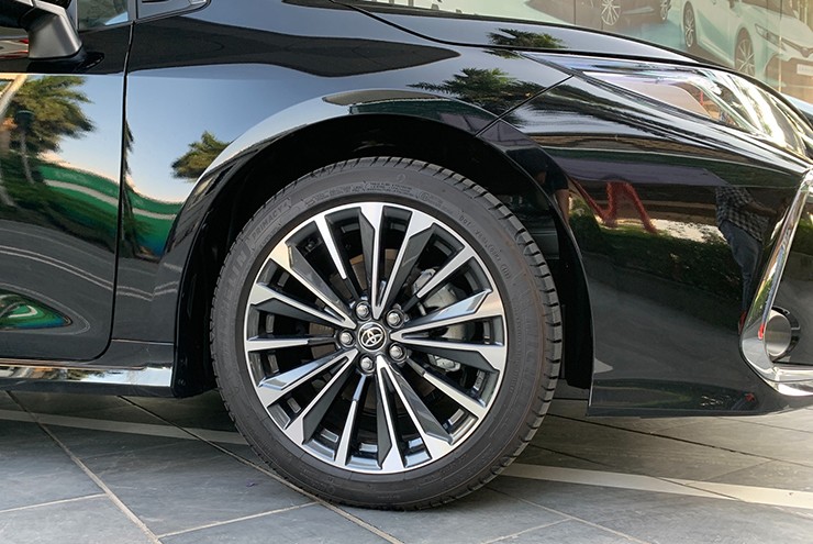 Đánh giá Toyota Corolla Altis: Thiết kế trẻ hóa và năng động, giá 725 triệu đồng - 5