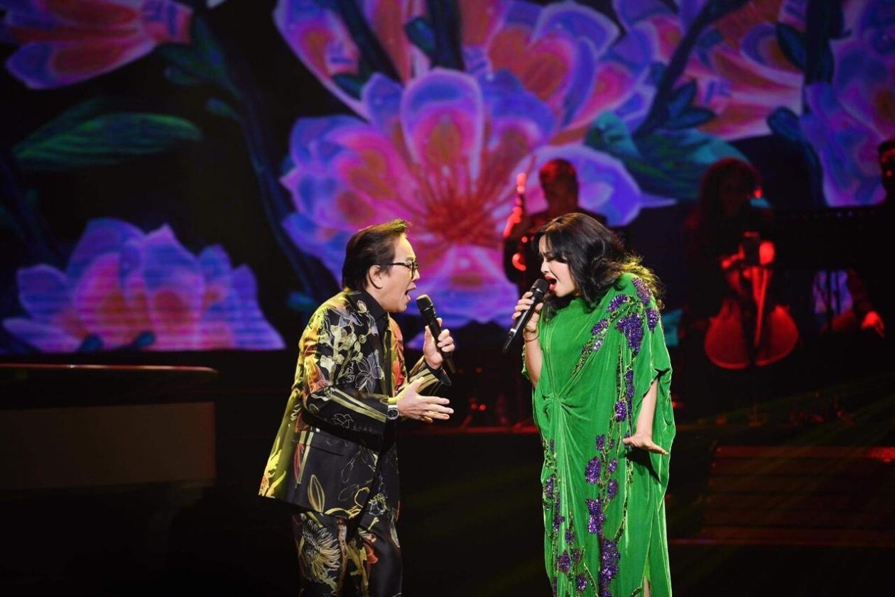 Danh ca Elvis Phương và diva Thanh Lam song ca Giọt nắng bên thềm (NS Thanh Tùng). Ảnh: NVCC