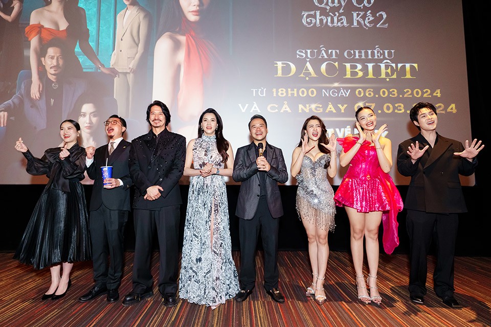 Vợ chồng Trang Nhung cùng các diễn viên trong phim.