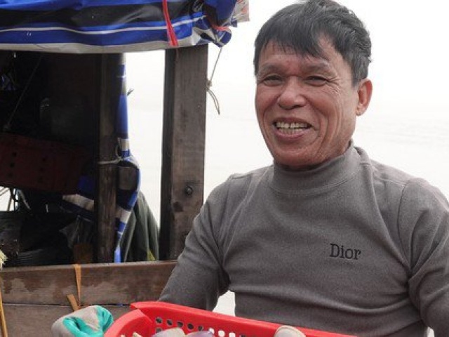 Thị trường - Tiêu dùng - Trúng đậm ngao tím gần bờ, ngư dân phấn khởi hốt tiền triệu