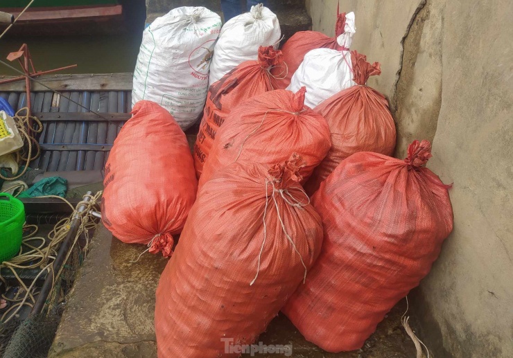 Đầu năm đến nay sản lượng hải sản ngư dân xã Thạch Kim đánh bắt được là 187 tấn với giá trị 15,3 tỷ đồng. Riêng tháng 2 vừa qua sản lượng đánh bắt được đạt 115 tấn với giá trị hơn 9,8 tỷ đồng”, vị lãnh đạo địa phương thông tin. Trong hình, từng bì ngao chất dọc cảng cá, chờ thương lái thu mua.