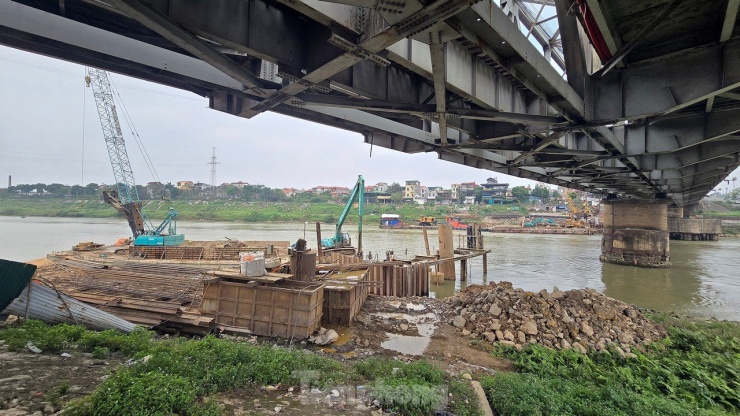 Trong đó, hạng mục cầu đường sắt và đường dẫn dài 1 km; tim cầu cách tim cầu Đuống cũ về phía thượng lưu khoảng 16,5 m, trùng vị trí dự kiến đầu tư xây dựng đường sắt đô thị Hà Nội tuyến số 1.