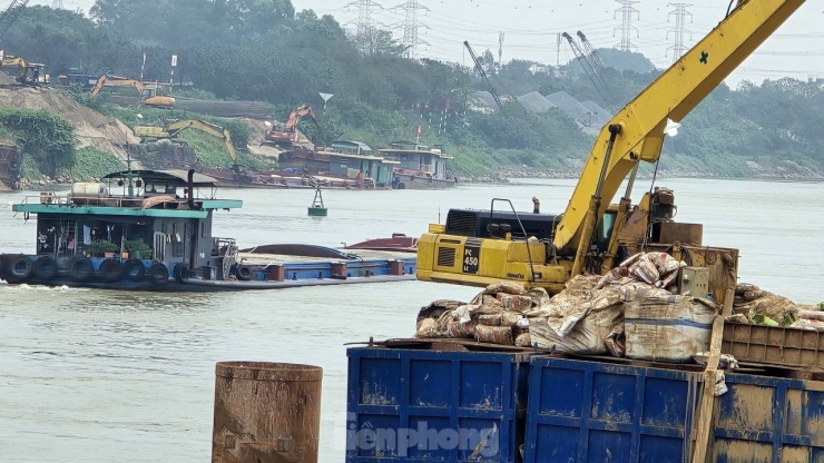 Hạng mục cầu đường bộ và đường dẫn gồm tuyến chính dài 700 m và nút giao hai đầu cầu; tim cầu cách tim cầu Đuống cũ khoảng 100 m về phía hạ lưu. Việc thi công xây dựng cầu mới song song với việc đảm bảo lưu thông an toàn cho tàu thuyền qua lại.