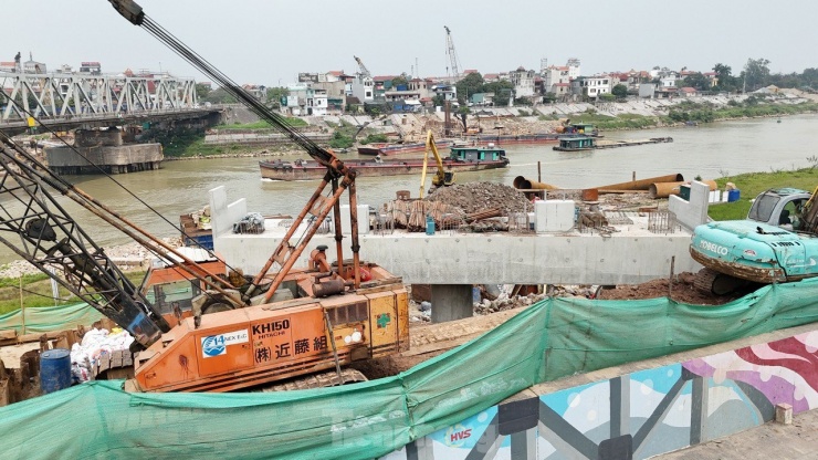 Cầu đường bộ vượt sông Đuống có chiều dài 382m, được xây dựng vĩnh cửu bằng bê tông cốt thép dự ứng lực kết hợp dây văng. Bề rộng cầu là 18,5 m.