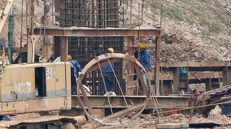 Sau hơn nửa năm khởi công, cầu Đuống mới hiện đã xây dựng một trụ cầu đường bộ và ba trụ cầu đường sắt.