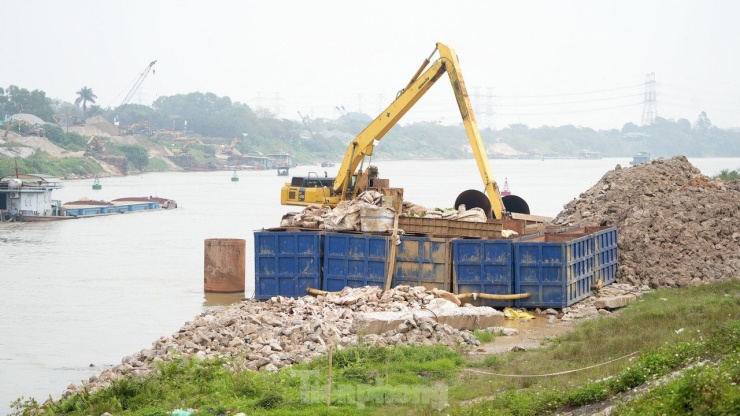 Cho đến thời điểm hiện tại, cầu Đuống mới chỉ triển khai ở khu vực ngoài đê sông. Các khu vực nhà dân hai bên sông thuộc diện giải phóng mặt bằng hiện chưa di dời.