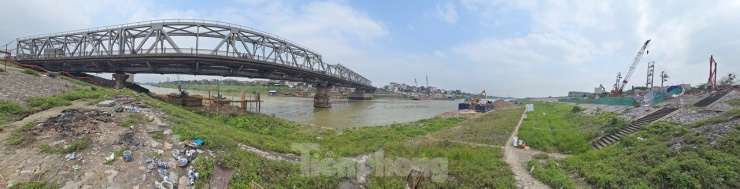 Trong đó, bên phía huyện Gia Lâm, khu vực ngoài đê sông mới đang chuẩn bị mặt bằng phục vụ xây dựng trụ cầu.