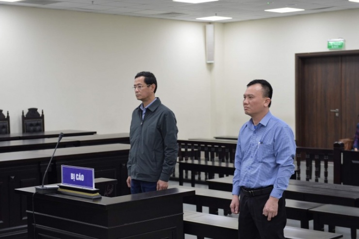 Bị cáo Trương Quang Việt (trái) và bị cáo Lê Minh Tuyến tại phiên tòa.