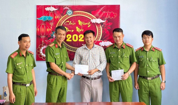 Lãnh đạo UBND xã khen thưởng Đại úy Hoàng Văn Thành (người thứ 2, bên phải sang) và tập thể Công an xã Ia Rong. Ảnh: CACC