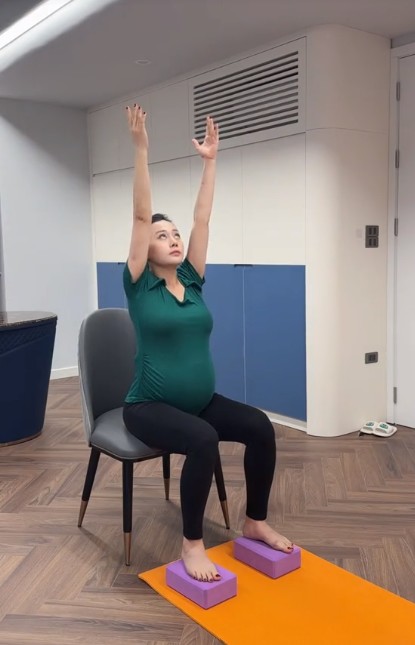 Phương Oanh chăm chỉ tập yoga khi mang bầu.
