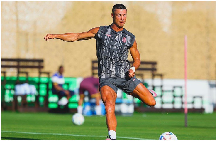 Cristiano Ronaldo là tiền đạo hàng đầu hiện nay, nổi bật với vóc dáng cường tráng. 
