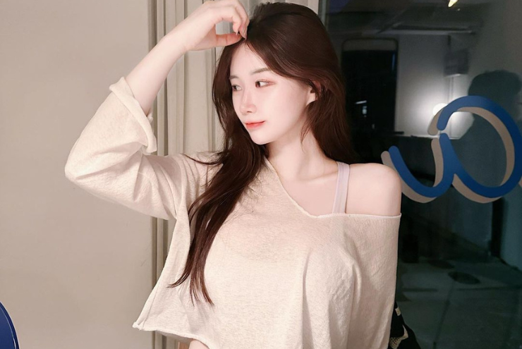 Với nhan sắc và vóc dáng nổi bật, cô được nhiều nhãn hàng săn đón làm mẫu ảnh thời trang, các sản phẩm làm đẹp.
