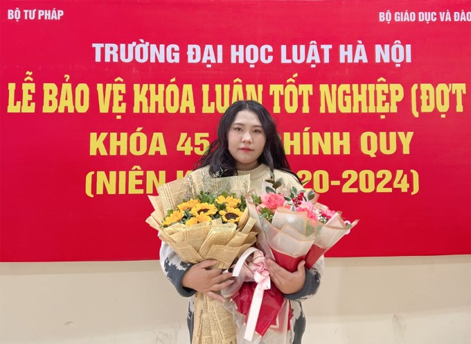 Sùng Thị Sơ trong lễ bảo vệ khóa luận tốt nghiệp tháng 12/2023. Ảnh: Nhân vật cung cấp