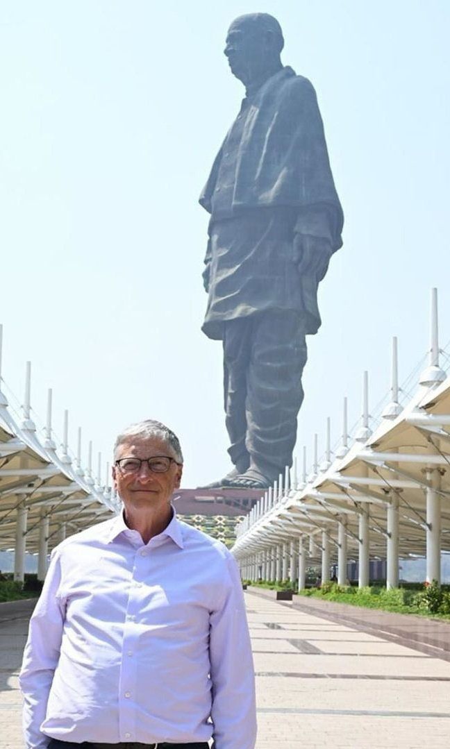 Bill Gates check in với bức tượng Thống nhất cao nhất thế giới, tại Gujarat, Ấn Độ. Ảnh:Instagram/Bill Gates