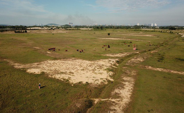 Dự án khu đô thị công nghiệp Dung Quất vẫn là bãi đất trống. Ảnh: T.Trực