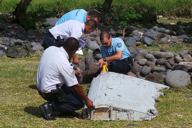 Một mảnh vỡ máy bay được tìm thấy trên đảo La Reunion ở Ấn Độ Dương vào năm 2015. Ảnh: Reuters