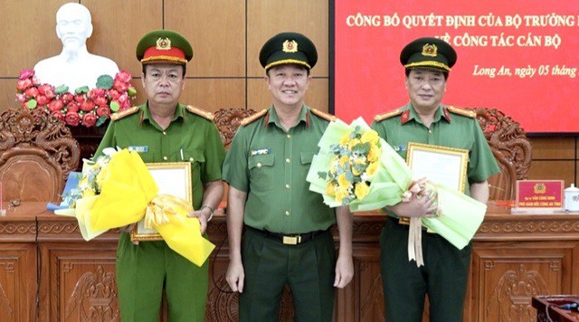 Đại tá Trần Văn Hà (bìa trái) và Đại tá Văn Công Minh (bìa phải) được bổ nhiệm lại chức vụ Phó Giám đốc Công an tỉnh Long An. Ảnh: HÀ LONG