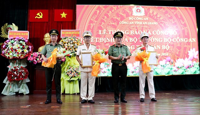 Đại tá Lâm Phước Nguyên, Giám đốc Công an tỉnh An Giang, trao quyết định của Bộ trưởng Bộ Công an cho các cán bộ. Ảnh: Công an An Giang