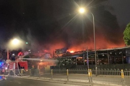 Lửa bao trùm cửa hàng ở TP.HCM