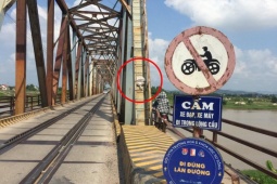 Tin tức trong ngày - Bàn đạp xe điện bị vướng vào gờ cầu, người phụ nữ rơi xuống sông