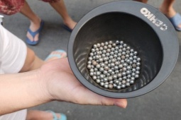 Nhiều nhà dân, ô tô gần sân bay Tân Sơn Nhất trúng bi sắt