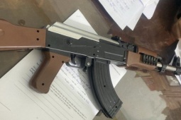 Pháp luật - Thực hư chuyện 2 thiếu niên "mang súng AK" dạo phố