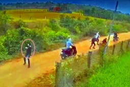 Camera ghi hình nhóm thanh niên nổ súng vào nhà dân ở Bình Thuận