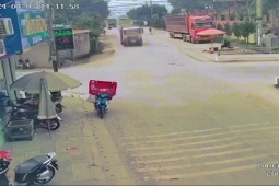 Ô tô - Clip: Xe bán tải "đâm ngang" xe tải ngay tại ngã tư