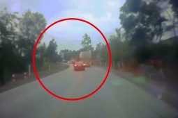 Ô tô - Clip: Vừa xi nhan xin vượt, ô tô bất ngờ lao xuống vực