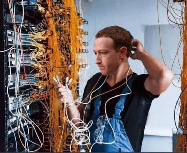 Còn đây là bức ảnh chế Mark Zuckerberg vò đầu&nbsp;giữa mớ dây mạng bùi nhùi khi Facebook "sập nguồn".