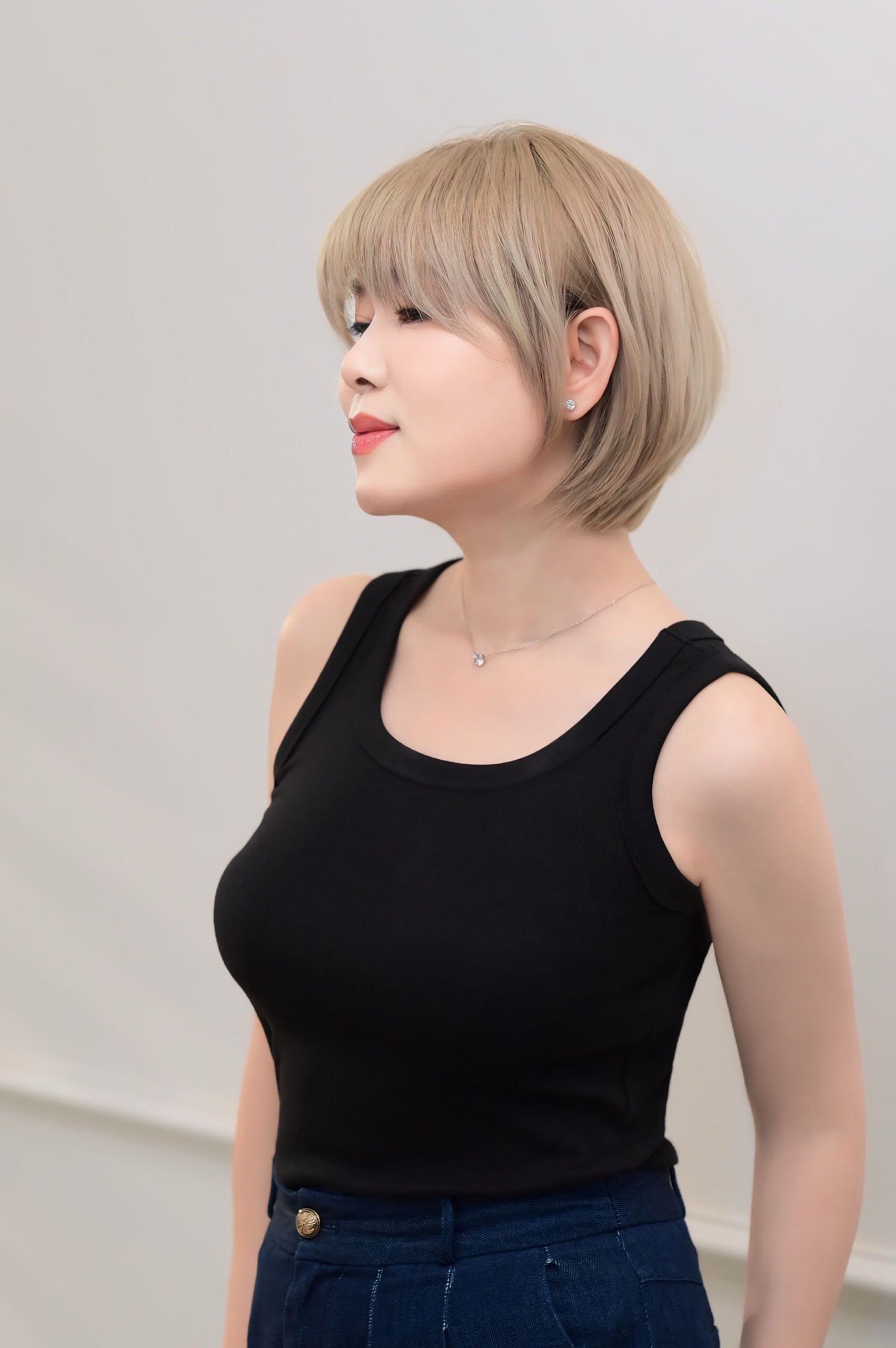 Ở tuổi 52 ít ai có thể sở hữu nhan sắc trẻ trung như NTM Tóc Văn Minh Phương. Chị em cũng sẽ có diện mạo xinh xắn hơn&nbsp;khi cắt kiểu tóc “bỏ quên tuổi” Doll Bob.