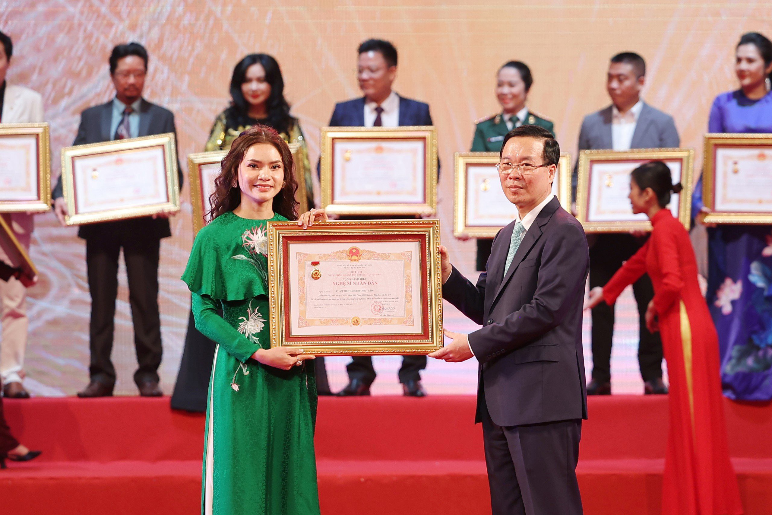 Chủ tịch nước Võ Văn Thưởng trao danh hiệu NSND cho nghệ&nbsp;sĩ Phạm Phương Thảo