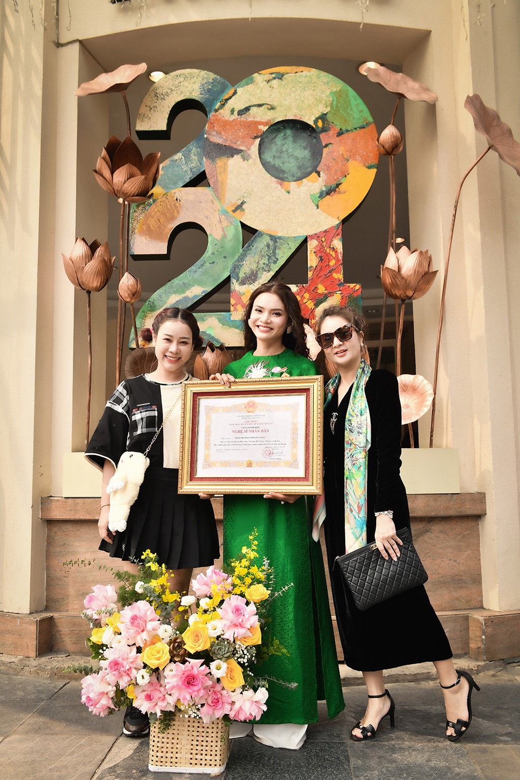 Bố mẹ, người thân của nữ ca sĩ đã từ Nghệ An ra Hà Nội để chúc mừng