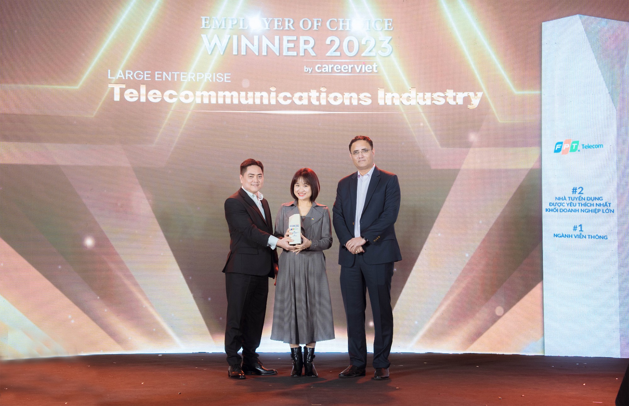 Chị Phùng Thu Trang - Giám đốc Nhân sự FPT Telecom, đại diện lên nhận giải thưởng.