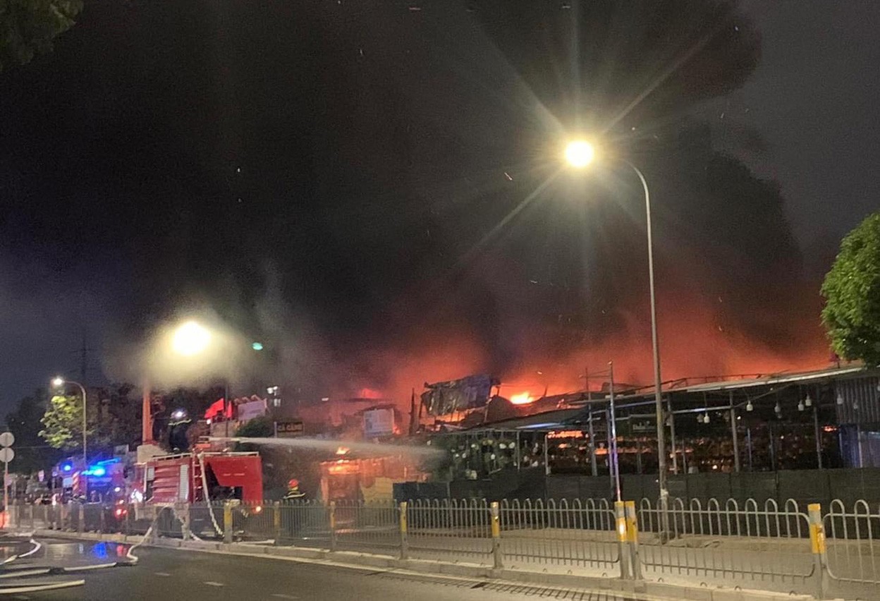 Lửa bùng lên từ cửa hàng cây kiểng trên đường Thành Thái