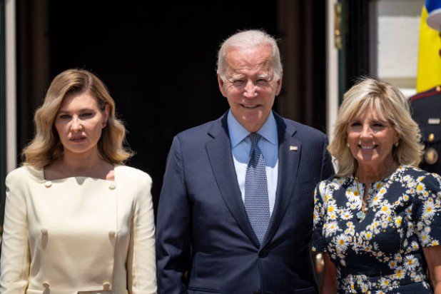 Đệ nhất phu nhân Ukraine Olena Zelenska (trái) chụp ảnh cùng vợ chồng Tổng thống Mỹ Joe Biden ở Nhà Trắng vào tháng 7/2022. Ảnh: Getty