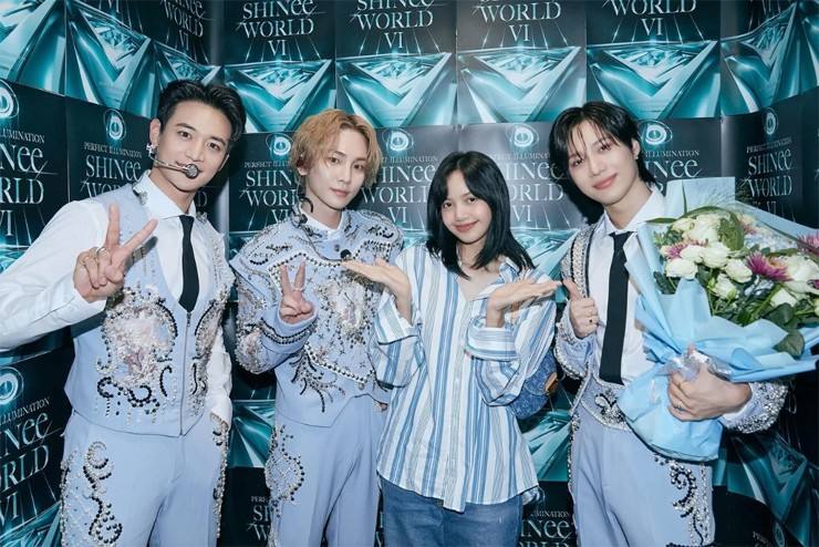 Lisa đến ủng hộ&nbsp;tour diễn SHINee World VI: Perfect Illumination&nbsp;