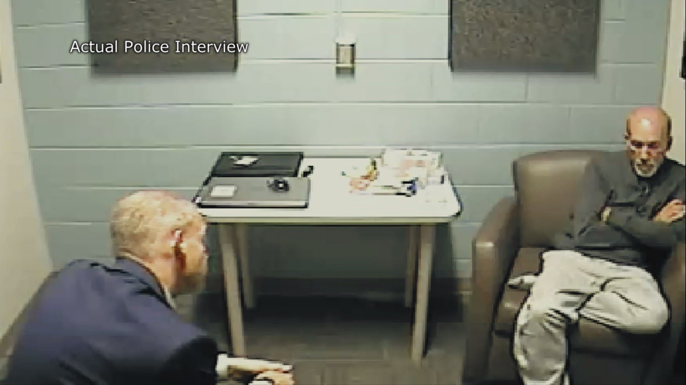 David Albert Miller (bên phải) trong phòng thẩm vấn.