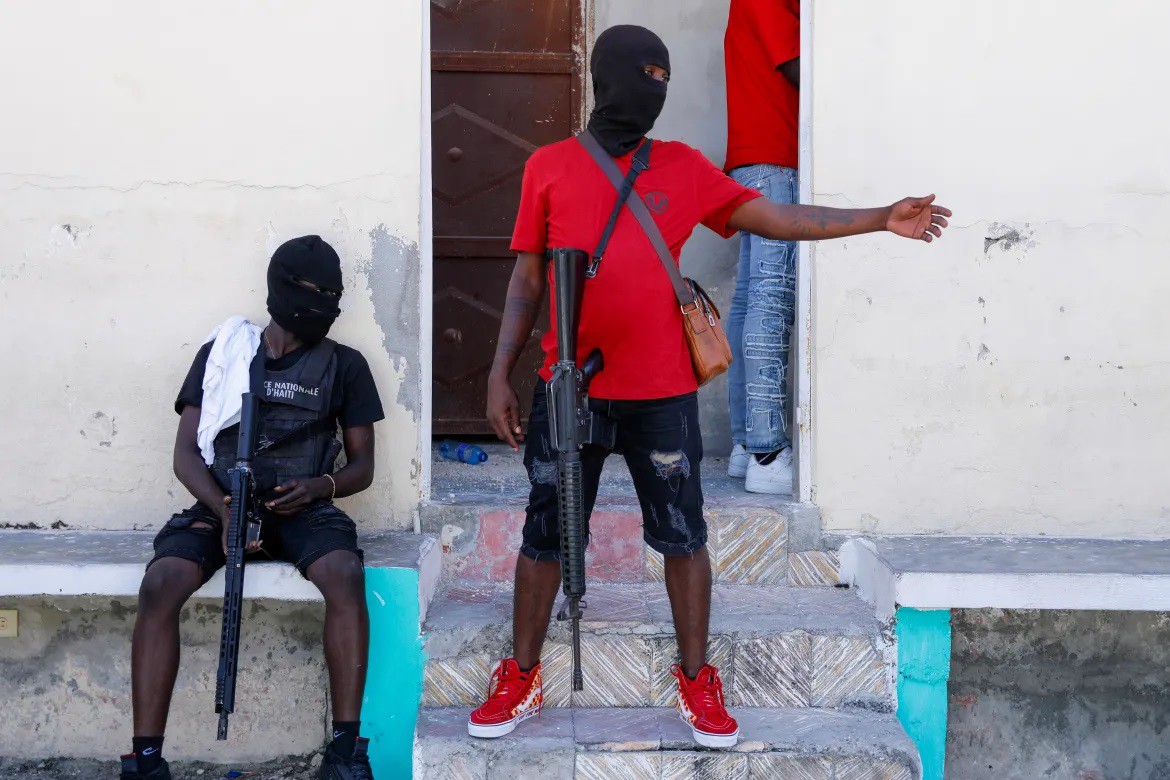 Tội phạm cầm súng ngang nhiên ra đường ở Haiti (ảnh&nbsp;: Al Jazeera)