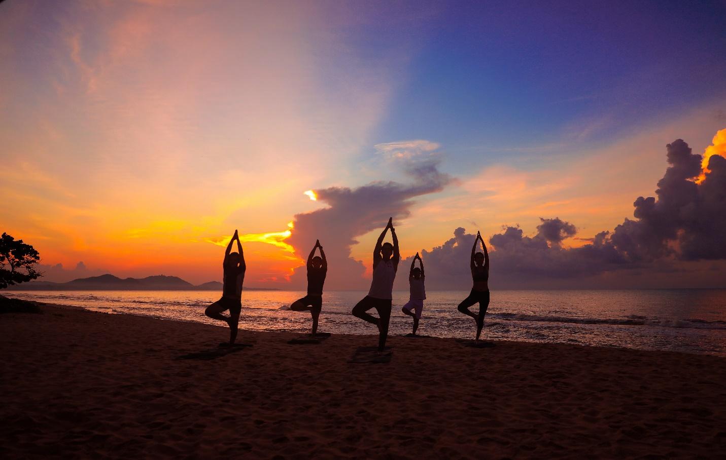 Hoạt động yoga bên bờ biển, tạo sự kết nối với thiên nhiên tại The Grand Ho Tram.