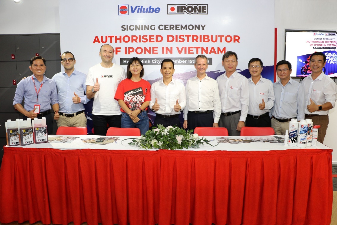 Buổi ký kết Nhà phân phối chính thức thương hiệu IPONE tại Việt Nam diễn ra vào tháng 11.2023 với sự tham gia của đại diện 2 bên IPONE và VILUBE.