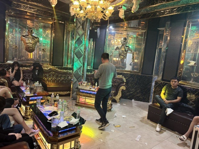 Pháp luật - Hà Nội: Phát hiện hàng chục 'dân chơi' dương tính với ma tuý trong quán hát