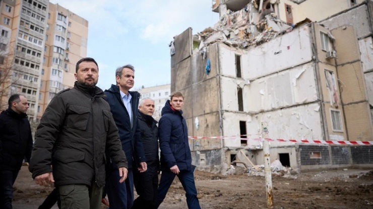 Tổng thống Ukraine Volodymyr Zelensky (ngoài cùng bên trái) và Thủ tướng Hy Lạp Kyriakos Mitsotakis (thứ ba từ phải sang) trong chuyến thăm TP Odesa (Ukraine) hôm 6-3. Ảnh: VĂN PHÒNG BÁO CHÍ TỔNG THỐNG UKAINE/REUTERS