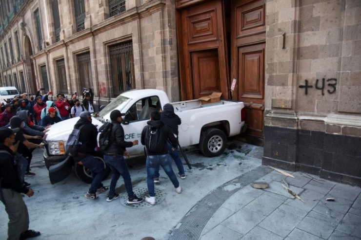 Người biểu tình tấn công dinh tổng thống Mexico. Ảnh SCMP/Reuters. 