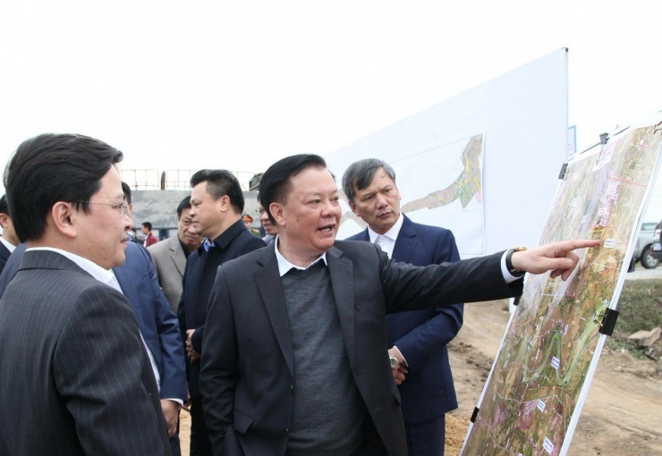 Ủy viên Bộ Chính trị, Bí thư Thành ủy Hà Nội Đinh Tiến Dũng đi kiểm tra tiến độ đường vành đai 4 - vùng thủ đô tháng 1-2024. Ảnh: TP